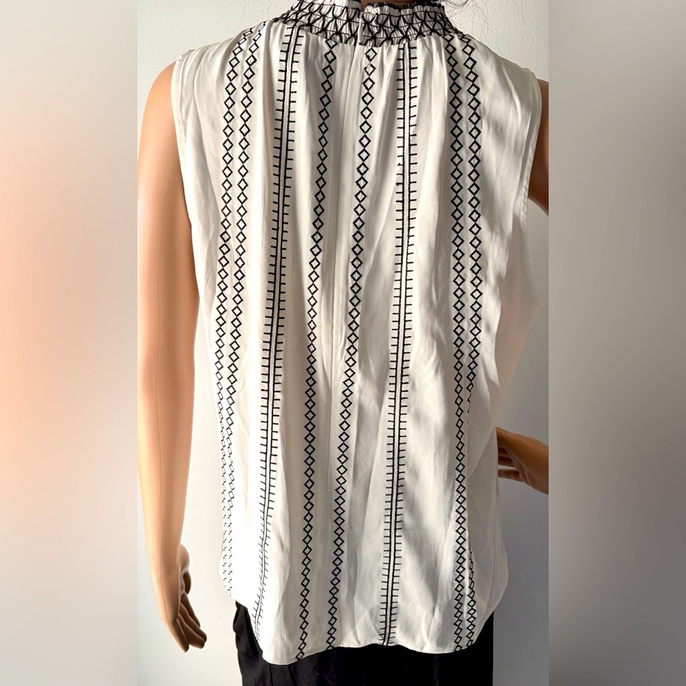 White House Black Market Beige/Black striped embroidered stitch top size 6 - Picture 8 of 9